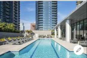 Comfy Apt with pool & hot tub in downtown LA'